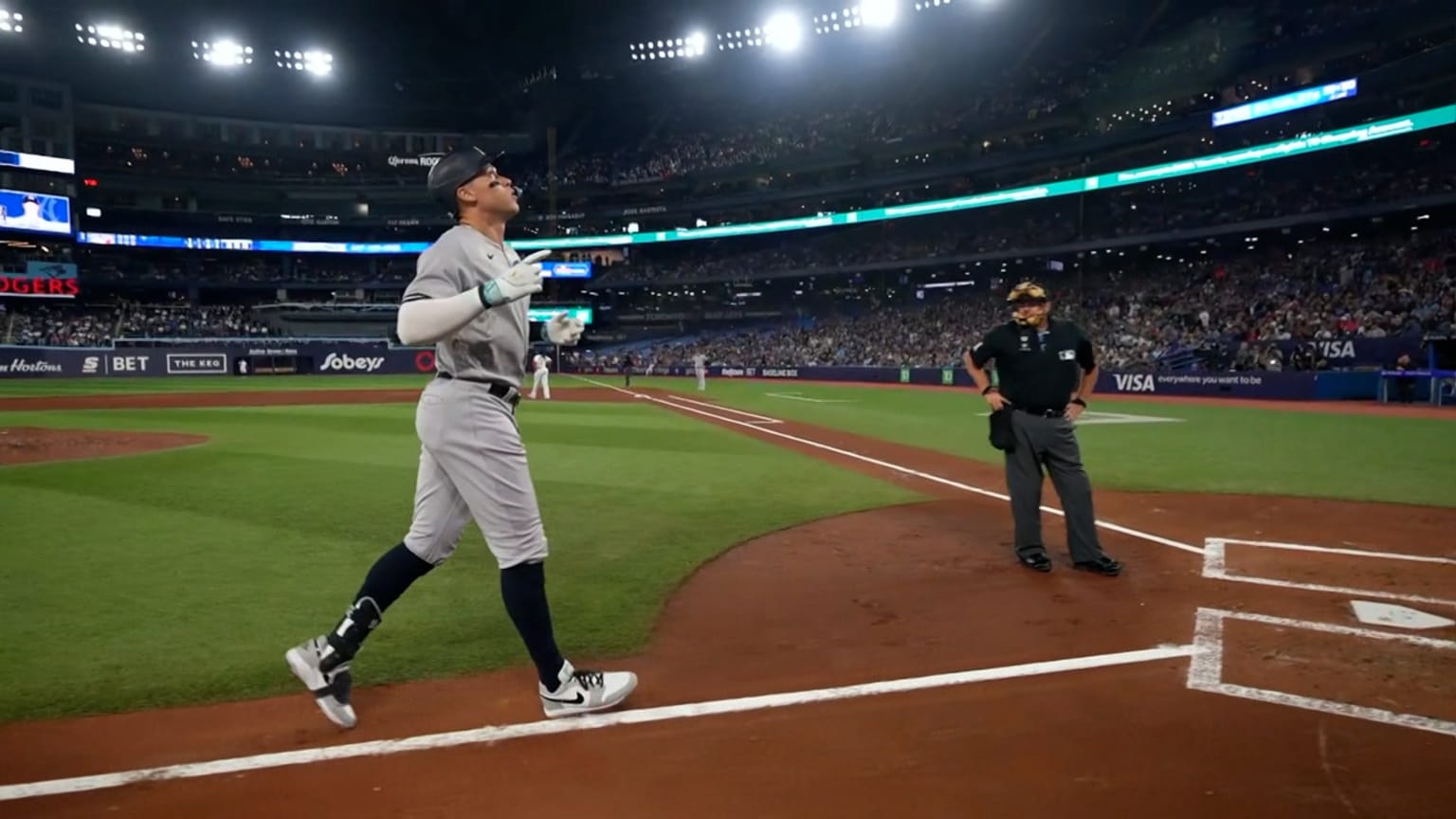 Aaron Judge's 3 Home Runs Lead Yankees To Record 9-Homer Game Aaron Judge's 3 Home Runs Lead Yankees To Record 9-Homer Game